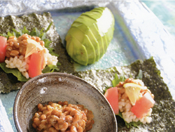 つぶつぶ玄米と納豆と野菜の手巻き寿司