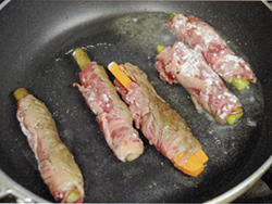画像：旬野菜の三色牛肉巻き